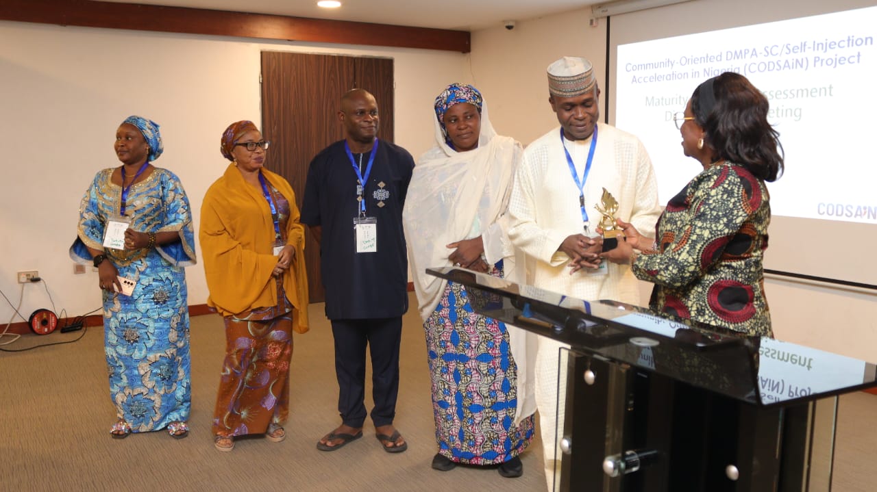 GCDA's representative receives Gombe State's 2nd-place award at the CODSAiN Dissemination and Validation Meeting.
